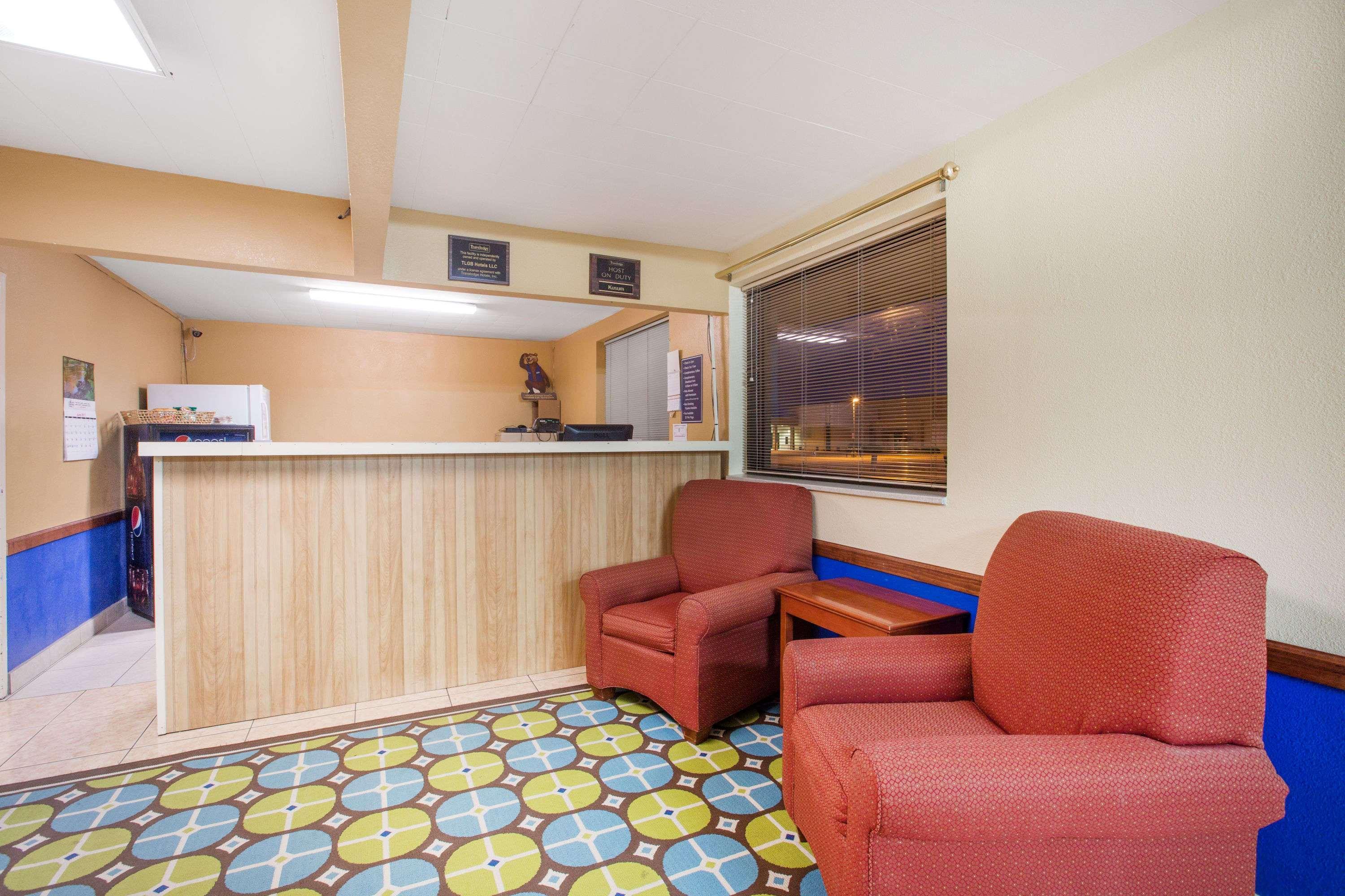 Travelodge By Wyndham Great Bend Exteriör bild
